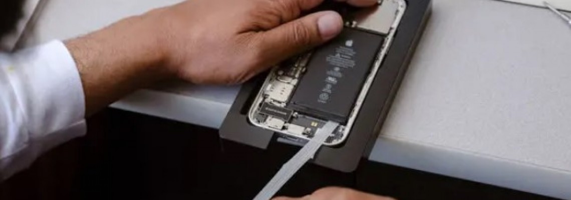 Μην κολλάτε μόνοι σας αποκολλημένα πλαστικά από το κινητό: Γιατί χρειάζεται ειδικός