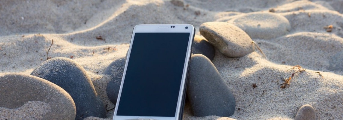 Καλοκαίρι και Τεχνολογία: Πώς ο Ήλιος «Καίει» την Μπαταρία του Κινητού σου