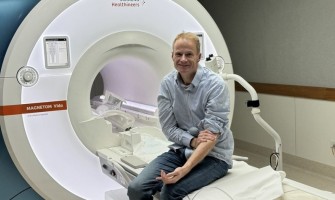 Dr. Richard Scolyer: Ο γιατρός που «χάκαρε» τον καρκίνο με τη βοήθεια του AI