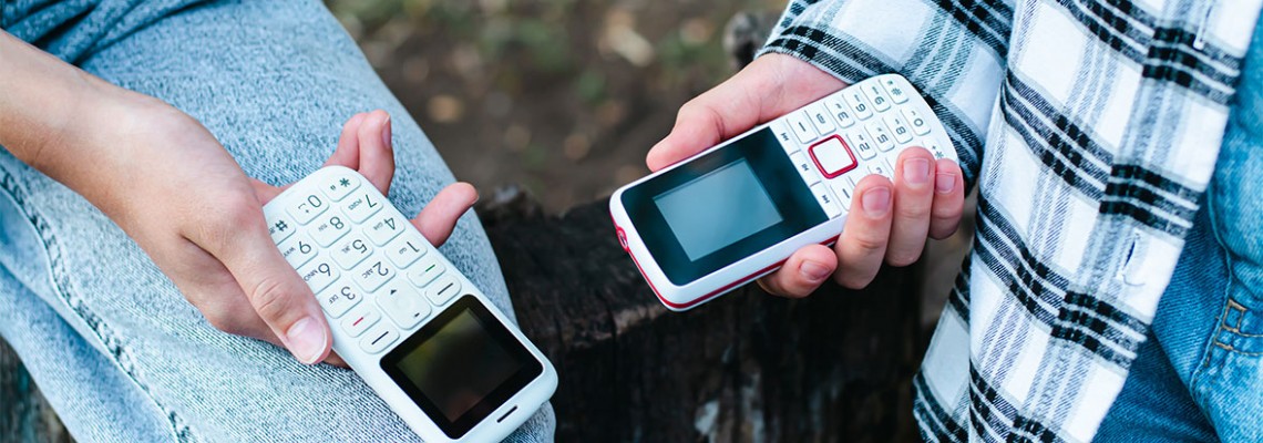 Γιατί ο κόσμος εξακολουθεί να προτιμά τα κινητά με κουμπιά: μεγαλύτερη ασφάλεια και ευκολία για όλες τις ηλικίες