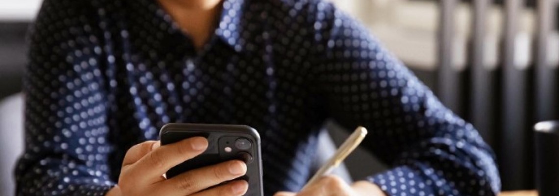 Πέντε καθημερινά λάθη που καταστρέφουν αργά το κινητό σου — χωρίς καν να το ξέρεις