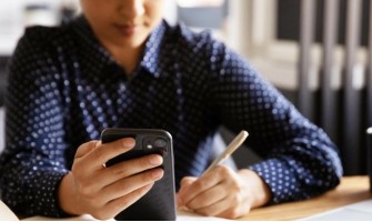 Πέντε καθημερινά λάθη που καταστρέφουν αργά το κινητό σου — χωρίς καν να το ξέρεις