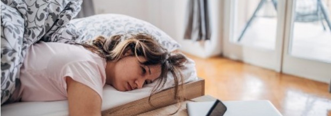 Γιατί Δεν Πρέπει να Κοιμάσαι με το Κινητό Δίπλα σου – Οι Κίνδυνοι για την Υγεία