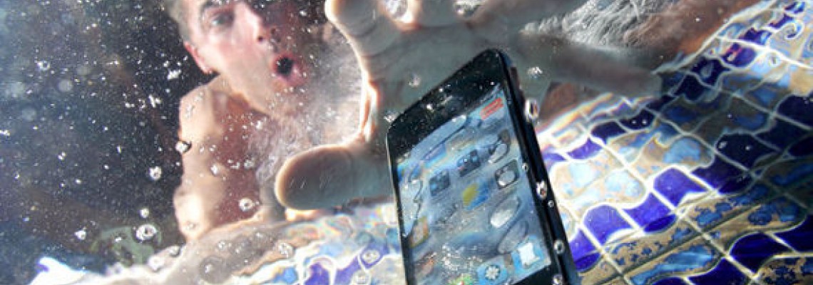 Τι να κάνετε αν το κινητό σας πέσει στη θάλασσα – Σέρβις και προστασία από την iAndroid